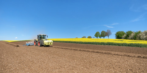 Traktor auf einem Feld bei der Aussaat   © Robert Schneider