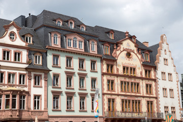 Fototapeta na wymiar Historische Gebäude am Marktplatz in Mainz, Rheinland-Pfalz