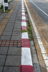 Obraz premium Concrete sidewalk with red and white