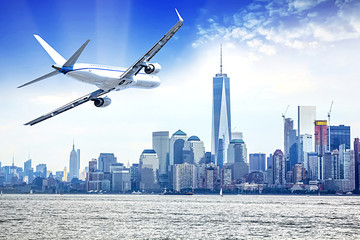 Airplane flying over New York City - obrazy, fototapety, plakaty