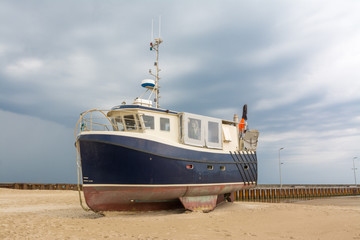 Schiff am Strand