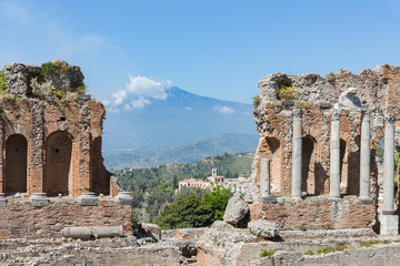 Fototapeta na wymiar Greek theater Taormina city with a panorama at the Etna, Sicily