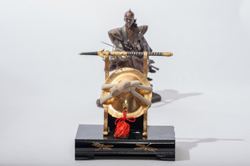 Fototapeta premium Kabuto helmet display with samurai statue in background.