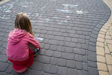 dziewczynka rysuje kredą po bruku - 116499439
