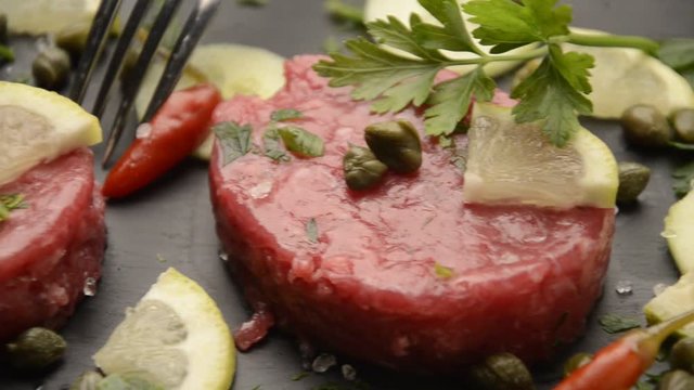 Totori&scaron;kas steikas סטייק טרטר タルタルステーキ Steak tartare Bistecca alla tartara 韃靼牛肉 Татарский бифштекс Befsztyk tatarski Tatar  Tatarsk&yacute; biftek  Tartaar vlees 타르타르 스테이크