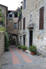 Fototapeta na wymiar Dolceacqua Liguria Italia scorci del tipico borgo medievale in pietra