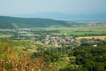 Сельское поселение в долине среди живописных гор летом