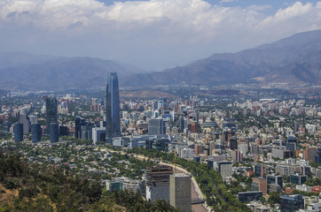 Fototapeta premium Widok z lotu ptaka na miasto i góry Andy w tle, Santiago, Chile