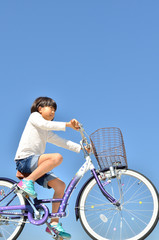 自転車に乗る女の子