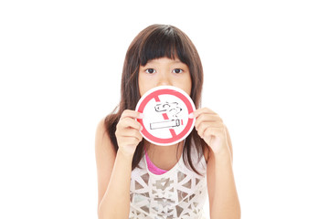 禁煙の意思表示をする女の子