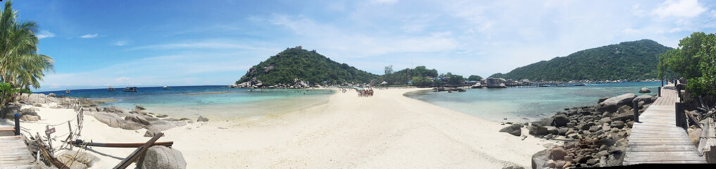 Fototapeta na wymiar Tropical beach panorama with Nang Yuan Island, Koh Tao, Samui 