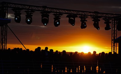 Menschen unter Scheinwerfern am Abend © Cornelia Scheidt