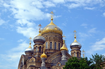 Fototapeta na wymiar Golden domes of the Church of the Assumption of the Blessed Virgin Mary, St. Petersburg