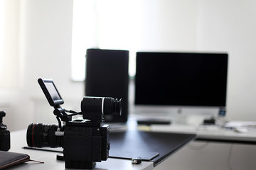 moderne Filmkamera auf dem Schreibtisch