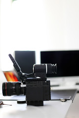 Fototapeta na wymiar moderne Filmkamera auf dem Schreibtisch