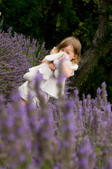 jolie fillette dans les lavande