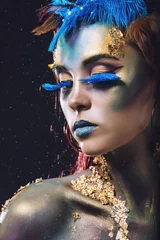 Selbstklebende Fototapete Frauen Schönes junges Mädchen mit Körperkunst im Fantasy-Stil