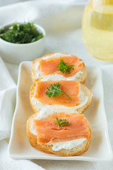 Open sandwiches with farmer cheese anf salmon