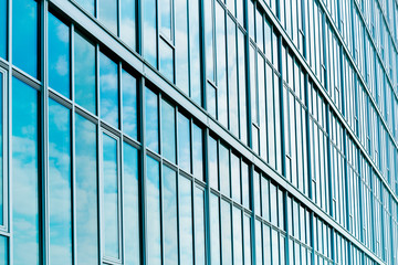 Hochhaus abstrakt mit Spiegelung 