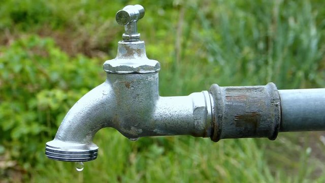 Tropfender Wasserhahn Zeitlupe