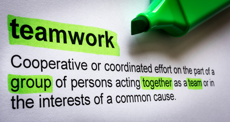 Definition von Teamwork mit Textmarker. - obrazy, fototapety, plakaty