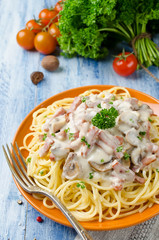 Spaghetti with Bechamel sauce, mushrooms and bacon