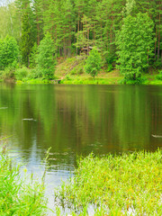 старый деревянный дом над озером
