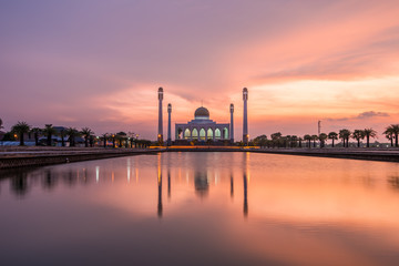 Obraz premium Beautiful sunset of Central Mosque in Thailand