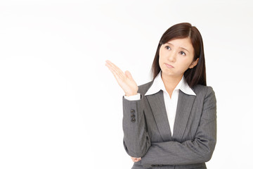 不満そうな表情のビジネスウーマン