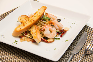 spicy spaghetti with shrimp and garlic bread