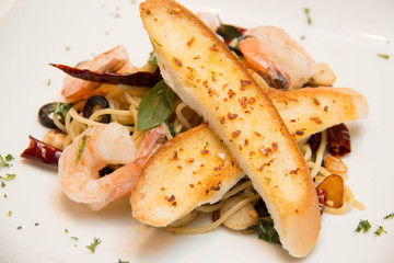  spicy spaghetti with shrimp and garlic bread