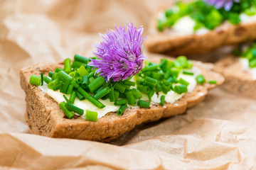 Schnittlauch, Brötchen, Brot, Blüten, vegan, Allium schoenoprasum