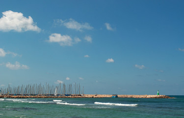 Fototapeta na wymiar Tel Aviv, Israele: il Mar Mediterraneo, le onde e le barche a vela il 31 agosto 2015