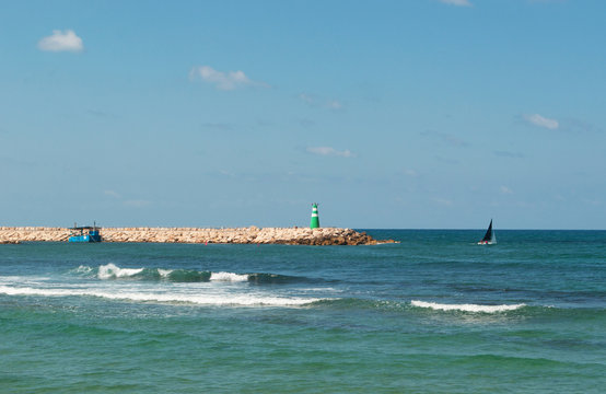 Tel Aviv, Israele: il Mar Mediterraneo, le onde e una barca a vela il 31 agosto 2015