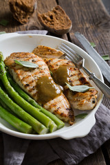 Grilled chicken breast with asparagus