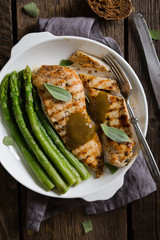 Grilled chicken breast with asparagus