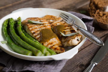 Grilled chicken breast with asparagus