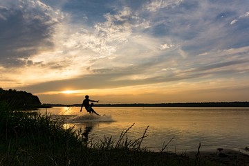 wakebourding bei sonnenuntergang