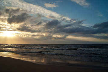 Fototapeta na wymiar Bałtycka plaża o zachodzie słońca