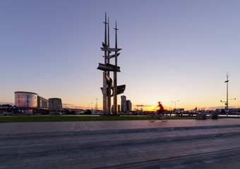 Obraz premium Sails monument on Baltic Sea square at sunset, Gdynia