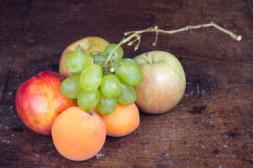 Frutta fresca in primo piano su tavolo antico