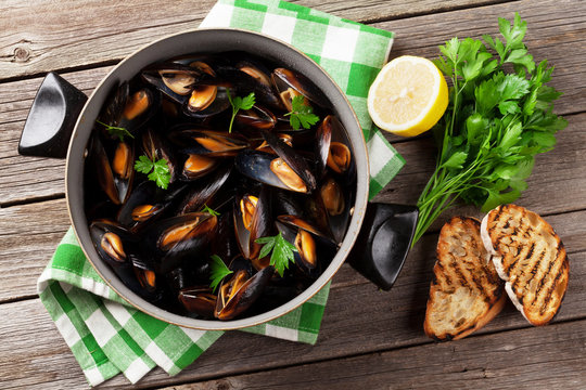 Mussels and bread toasts