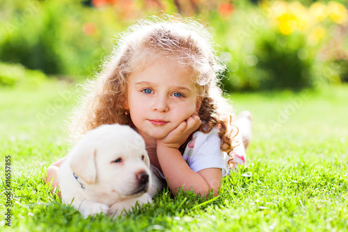 девочка с собакой на лужайке без смс