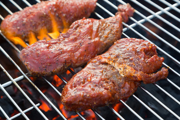 drei marinierte Steaks auf Grill