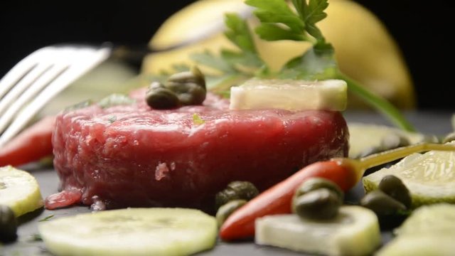 Totori&scaron;kas steikas סטייק טרטר タルタルステーキ Steak tartare Bistecca alla tartara 韃靼牛肉 Татарский бифштекс Befsztyk tatarski Tatar Tatarsk&yacute; biftek Tartaar vlees 타르타르 스테이크