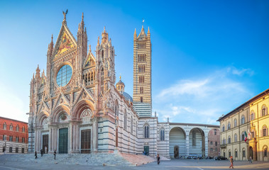 Famous Piazza del Duomo with historic Siena Cathedral, Tuscany, Italy - obrazy, fototapety, plakaty