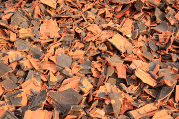 Dachziegel zerbrochen auf einem Haufen - Hintergrund