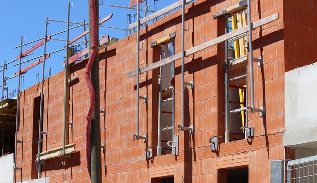 Construction d'un immeuble en briques creuses 