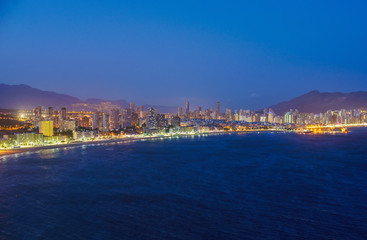 Obraz premium Night view of the coastline in Benidorm with city lights