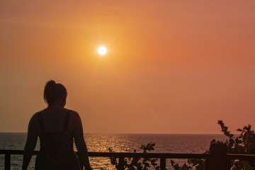 Obraz premium Focus blur woman walking at sunset..